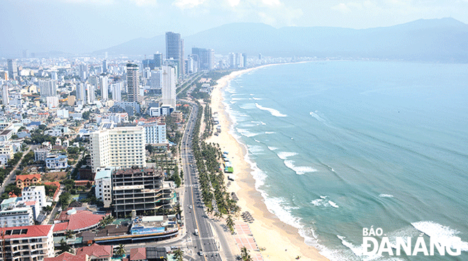 It is a need for Da Nang to develop a plan for synchronously opening activities for  the restoration of the tourism industry. Here are hotels stretching along Hoang Sa - Vo Nguyen Giap route, Son Tra District. Photo: NHAT HA