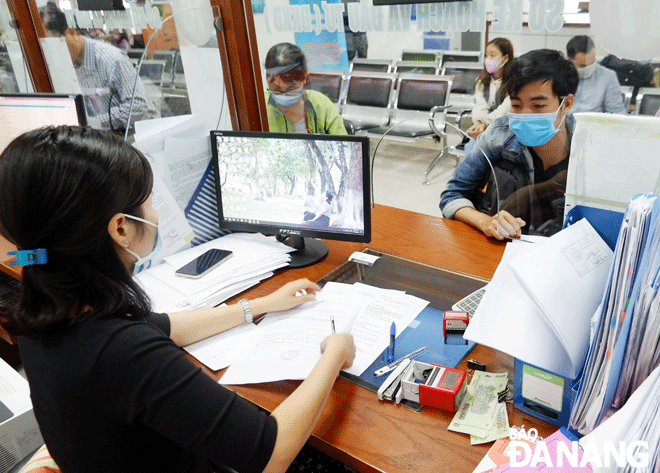 Da Nang has a solid foundation for the development of e-government model. In the photo: A scene is taken at the 'One-stop-shop' site of the municipal Department of Planning and Investment. 