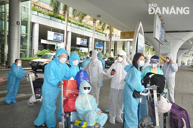 Da Nang citizens flew home on the Da Nang government- sponsored flight on Tuesday. Photo: THANH LAN