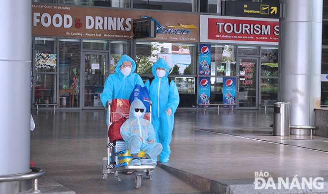 The returnees leave the airport for quarantine. Photo: THANH LAN