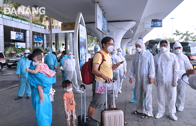 A 4-member family including 2 young children was among the Da Nang citizens who were brought home on Tuesday. Photo: THANH LAN