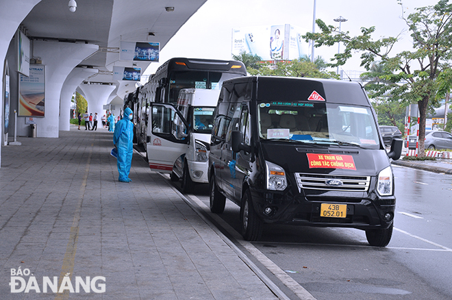 Vehicles are ready to carry the returnees to quarantine facilities. Photo: THANH LAN