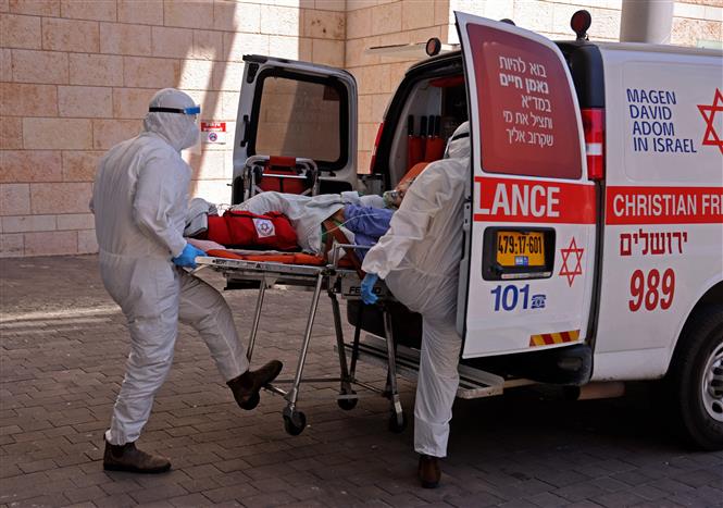 Nhân viên y tế Israel chuyển bệnh nhân COVID-19 tới bệnh viện tại Jerusalem ngày 15/8/2021. Ảnh: AFP/ TTXVN