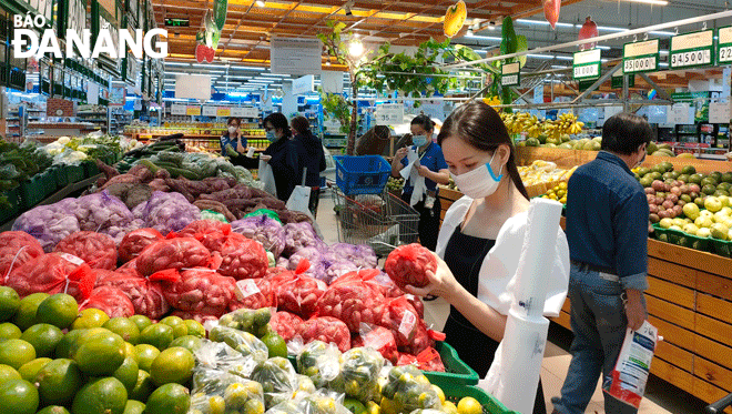 Khách hàng mua sắm tại siêu thị Co.opmart Đà Nẵng. Ảnh: Quỳnh Trang
