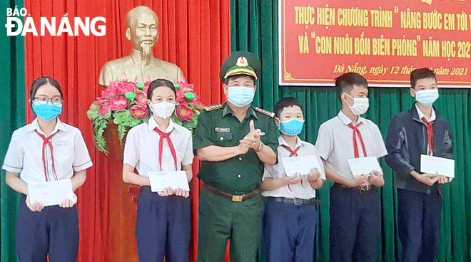 Ban Chỉ huy Biên phòng Cửa khẩu cảng Đà Nẵng trao quà cho học sinh vượt khó học tốt. 				     Ảnh: HỒNG QUANG