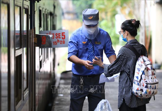 Kiểm tra phòng dịch trên các chuyến tàu, xe. Ảnh: TTXVN