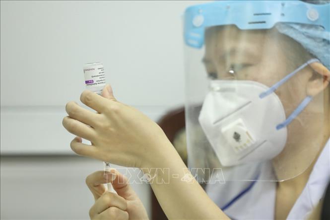 Tiêm chủng vaccine phòng COVID-19. Ảnh: TTXVN