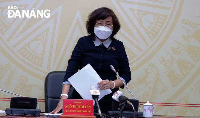 Vice Chairwoman Yen announced lifting of more restrictions at the regular meeting of the municipal Steering Committee for COVID-19 Prevention and Control on October 14. Photo: PHAN CHUNG