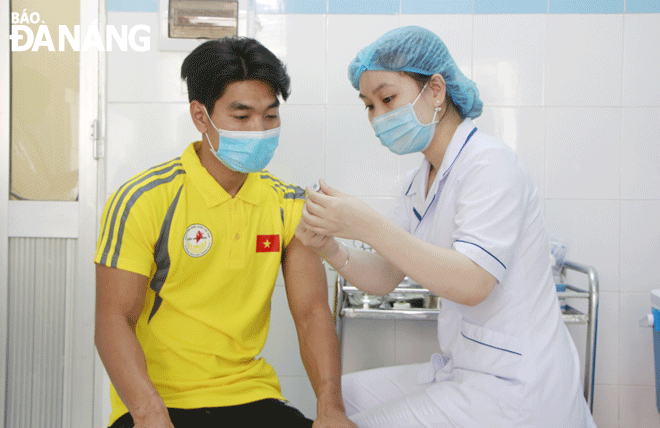 People need to rest and monitor their health after vaccination. In the photo: an athlete from the city’s Paralympic team gets vaccinated against COVID-19 at the Da Nang-based Police Hospital 199. 