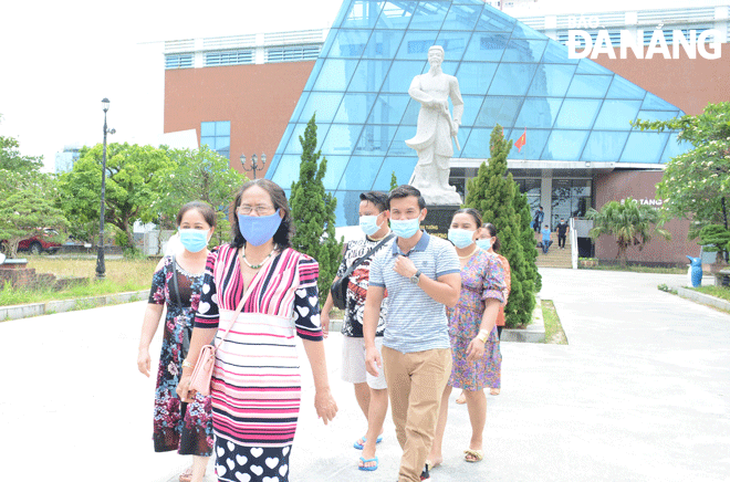 The Da Nang tourism industry has developed two plans to welcome domestic and foreign visitors, respectively in the coming time.  Tourists are seen visiting the Da Nang Museum in April 2021. Photo: THU HA
