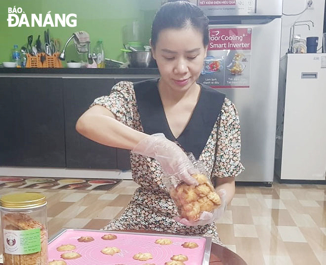 Chị Nguyễn Thị Thùy Dương bén duyên với công việc làm bánh sau một lần chia sẻ lên mạng xã hội những chiếc bánh mình làm cho gia đình. Ảnh: T.Y