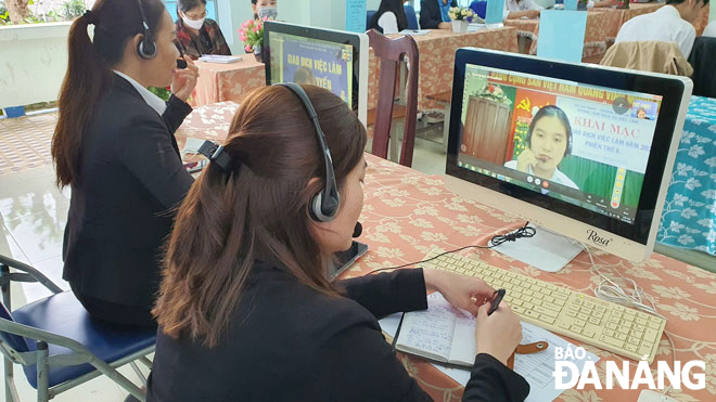 Các chuyên viên Trung tâm Dịch vụ việc làm thành phố Đà Nẵng phỏng vấn trực tuyến với đầu cầu ở các tỉnh khu vực miền Trung - Tây Nguyên tại một phiên giao dịch việc làm. Ảnh: Đ.H.L