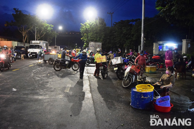 By contrast, a large number of people spontaneously gathered on Van Don Street in Son Tra District for trading activities