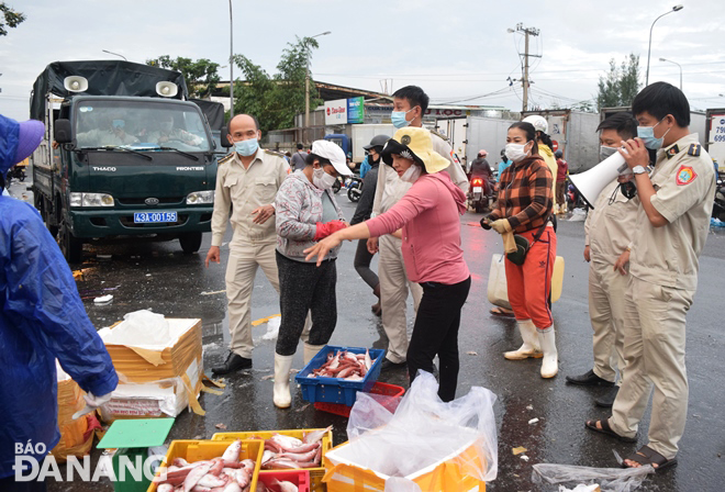 The urban rules inspection employees in Son Tra District maintain urban order on Van Don Street in the early morning of October 15.