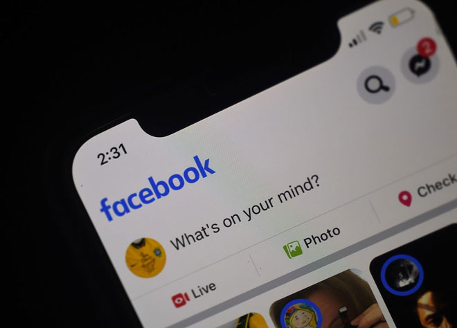 Giao diện ứng dụng mạng xã hội Facebook trên một chiếc điện thoại di động. Ảnh: AFP