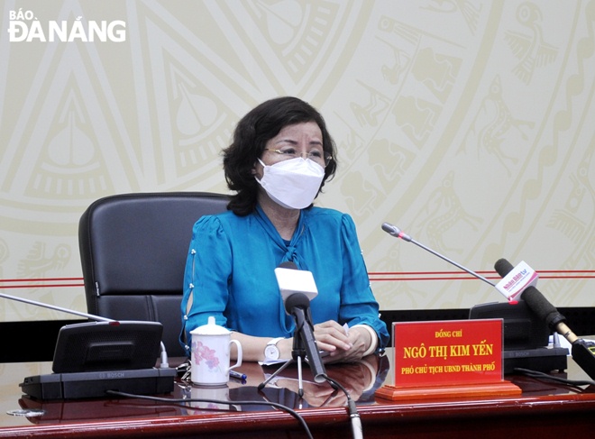 Phó Chủ tịch UBND thành phố Ngô Thị Kim Yến phát biểu chỉ đạo tại cuộc họp chiều 15-10. Ảnh: LÊ HÙNG