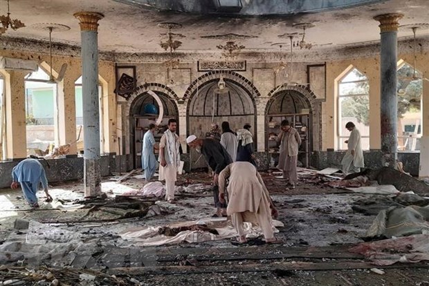 Hiện trường một vụ nổ tại thánh đường của người Hồi giáo dòng Shiite ở tỉnh Kunduz, phía Đông Bắc Afghanistan. (Ảnh: AP/TTXVN)