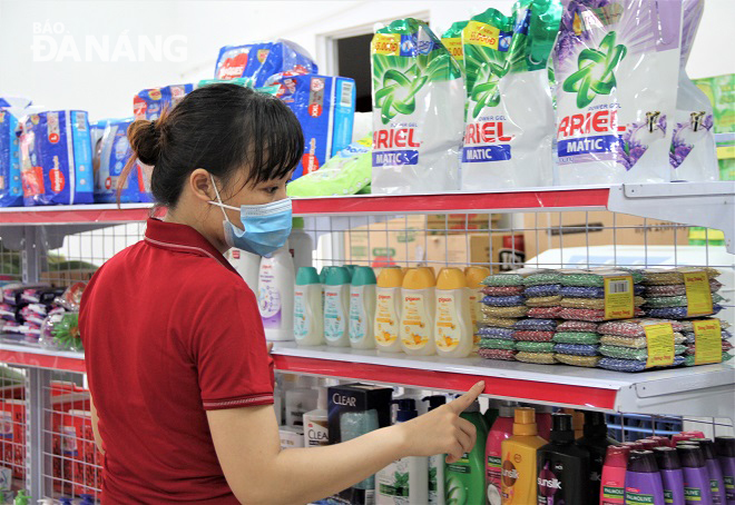 Siêu thị “Phúc lợi đoàn viên - Union Mart” với hơn 15 gian hàng bán đầy đủ các mặt hàng thực phẩm khô, tươi sống, hàng tiêu dùng thiết yếu cho người lao động. Ảnh: L.P