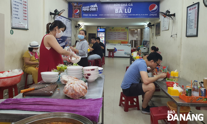 A ‘bun bo’ selling eatery on Hung Vuong Street, Vinh Trung Ward, Thanh Khe District opened in the early morning to welcome customers. Seating was arranged in a way that minimizes face-to-face contact.