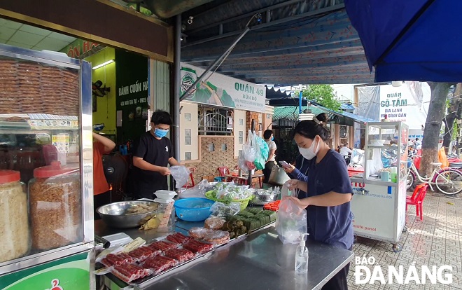 Staff at eateries wearing face masks when selling goods