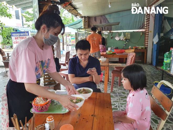 A dad took her daughter to eat out in a restaurant, enjoying the fun of the weekend morning