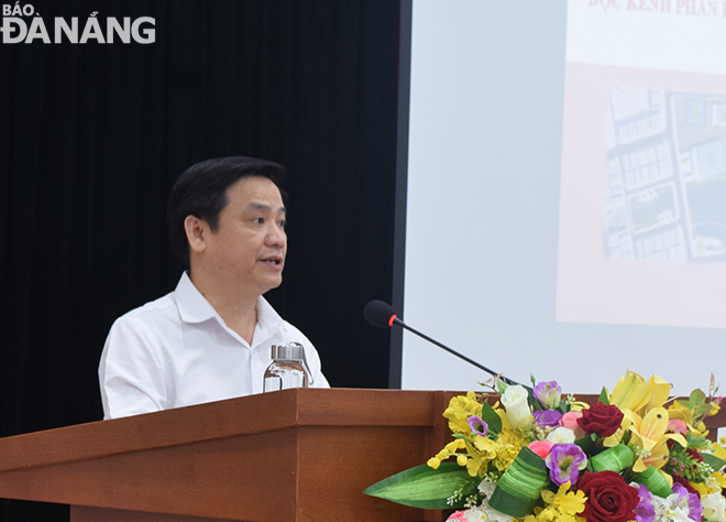 Chairman of Thanh Khe District People's Committee cum Head of the contest’s Selection Council, Mr. Ho Thuyen highlights specific criteria in the selection of design ideas for the landscape architecture upgrade of the Thac Gian -Vinh Trung Lake and the Phan Lang canal route.