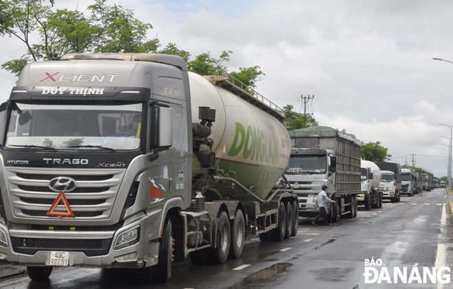 Over 5-ton trucks carrying goods into the city under green lane are required to drop off at a checkpoint set up on Nam Ky Khoi Nghia Route in Hoa Quy Ward, Ngu Hanh Son District, instead of the National Highway 1A in a bid to reduce overload there.