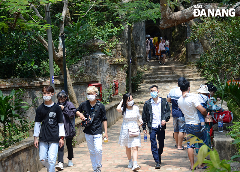 Da Nang hopes to welcome international guests from key markets as soon as possible. In the photo: Tourists visited the Marble Mountains in April 2021. Photo: THU HA