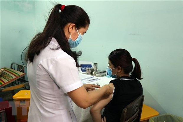 Tiêm vaccine phòng COVID-19 cho người dân Quảng Nam. (Ảnh: Trần Tĩnh/TTXVN)
