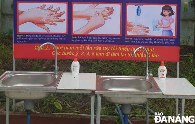Trường THCS Nguyễn Tri Phương trang bị bồn rửa tay sát khuẩn cho học sinh. Ảnh: NGỌC HÀ.