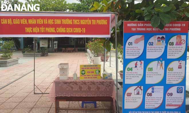 Trường THCS Nguyễn Tri Phương niêm yết các thông tin phòng, chống Covid-19 tại những địa điểm dễ nhìn để tuyên truyền cho giáo viên, học sinh nhà trường. Ảnh: NGỌC HÀ.