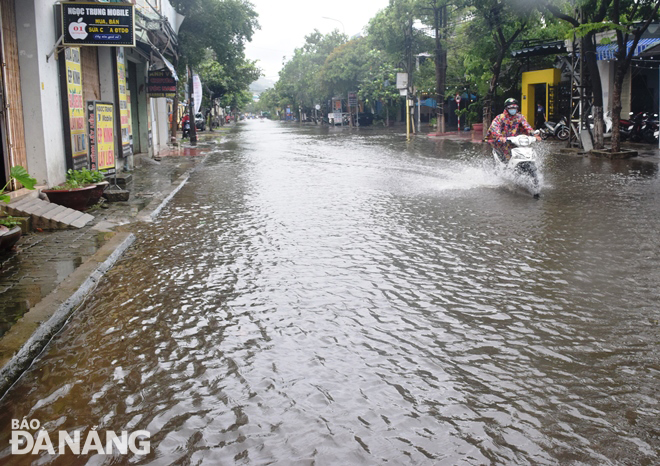 Tuyến đường Lạc Long Quân (phường Hòa Khánh Bắc, quận Liên Chiểu) bị ngập úng cục bộ. Ảnh: HOÀNG HIỆP