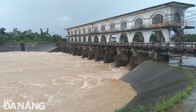 The water level in on the Yen River at upstream of the An Trach dam is rising rapidly. Photo: HOANG HIEP