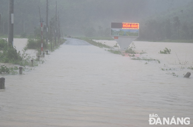 Heavy rainfall results in the Cu De River overflowing its banks and causing a flood in a part of the ADB No. 5 located in the An Dinh Village, Hoa Bac Commune, Hoa Vang District. Photo: HOANG HIEP