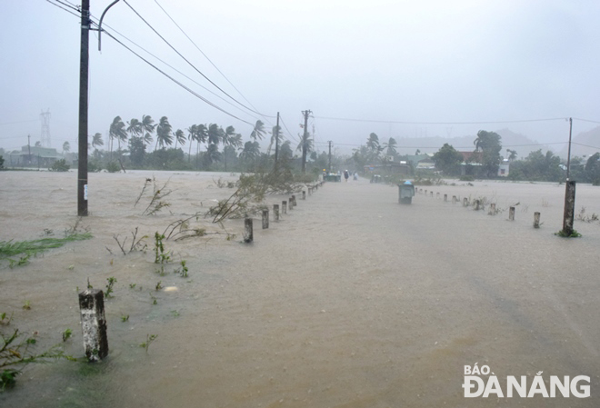 A road leading to Truong Dinh Village, Hoa Lien Commune, Hoa Vang District, is left underwater. Photo: HOANG HIEP