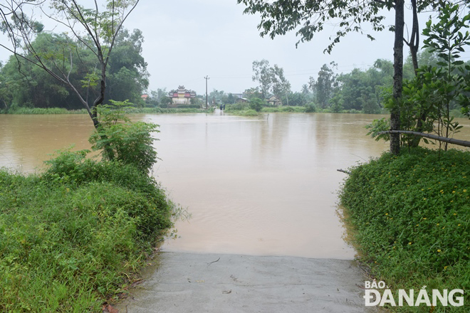 A road connecting Hoa Tien Commune in Hoa Vang District to Dien Tien Commune in Dien Ban Town, Quang Nam Province is under 0.6m of water. Photo: HOANG HIEP