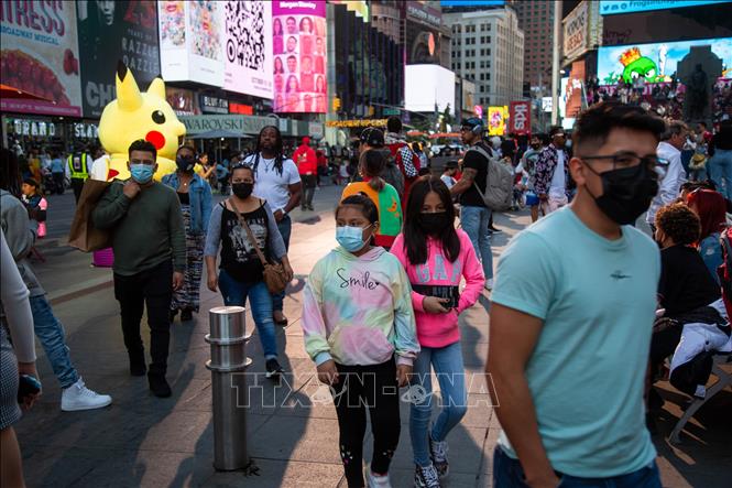 Người dân đeo khẩu trang phòng dịch Covid-19 tại New York, Mỹ, ngày 2-10-2021. Ảnh: THX/TTXVN