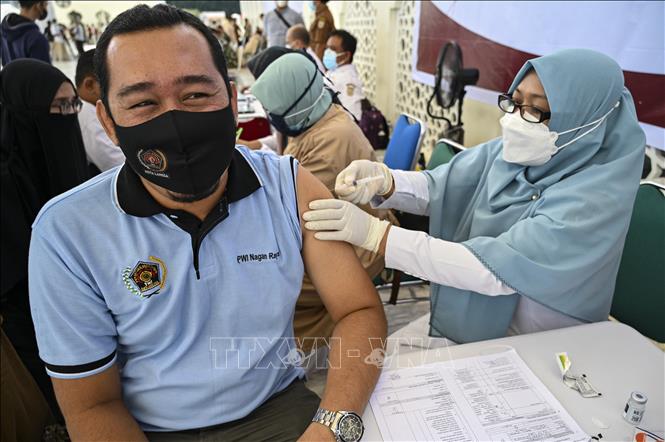 Tiêm vaccine Covid-19 của Moderna cho người dân tại Banda Aceh, Indonesia ngày 7-9-2021. Ảnh: AFP/TTXVN