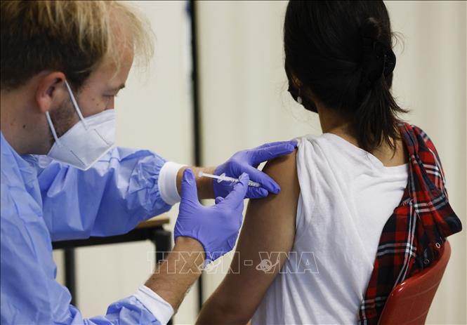 Nhân viên y tế tiêm vaccine Covid-19 cho người dân tại Berlin, Đức. Ảnh: AFP/TTXVN