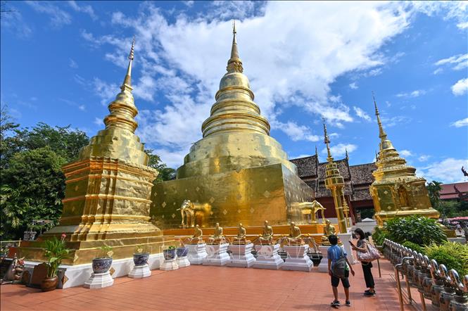 Khách du lịch thăm quan một ngôi chùa ở Chiang Mai, Thái Lan. Ảnh: AFP/TTXVN