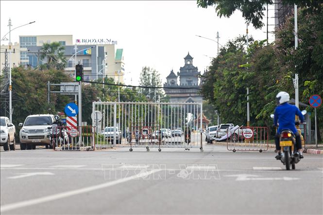 Phong tỏa một tuyến đường để phòng chống dịch Covid-19 ở thủ đô Viêng Chăn, Lào, ngày 20-9-2021. Ảnh: THX/TTXVN