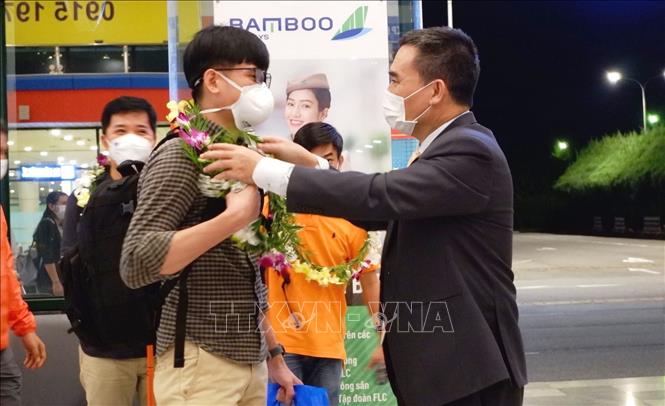 Lãnh đạo Sở Du lịch Quảng Bình tặng hoa chào đón du khách đến với Quảng Bình sau một thời gian dài ngành du lịch tạm đóng cửa phòng tránh dịch Covid-19.