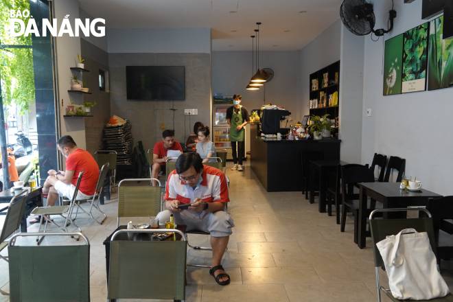 Tables in coffee shops are positioned two meters apart as preparations are made to ensure COVID-19 prevention. Photo: QUYNH TRANG