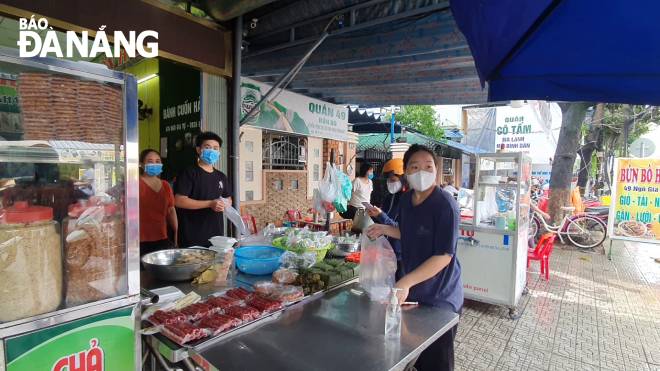 Owners of drinking and eating establishments have been expressing their happiness as indoor service has resumed in the city. Photo: XUAN SON