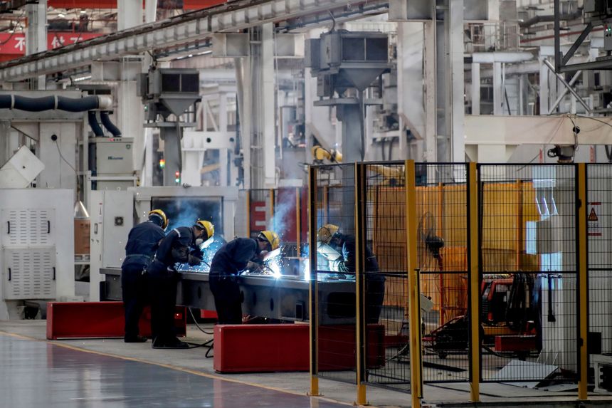 Công nhân làm việc trong một nhà máy ở Bắc Kinh. Ảnh: Shutterstock