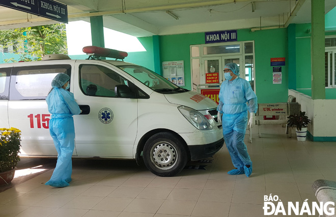 Medical staff was transfering COVID-19 patients to Da Nang Lung Hospital for treatment. Photo: LE HUNG