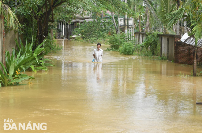 Nhiều tuyến đường giao thông ở xã Hòa Tiến (huyện Hòa Vang) bị ngập lũ sâu. Ảnh: HOÀNG HIỆP