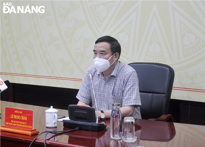 Chủ tịch UBND thành phố Lê Trung Chinh phát biểu chỉ đạo tại cuộc họp chiều 18-10. Ảnh: LÊ HÙNG