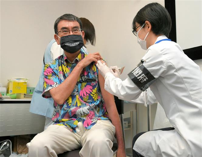 Nhân viên y tế tiêm vaccine ngừa COVID-19 tại Tokyo, Nhật Bản. Ảnh: AFP/TTXVN