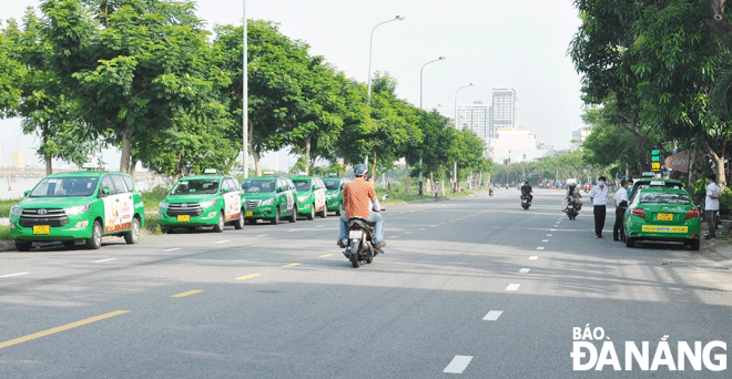 Nhiều xe taxi xếp hàng chờ khách trên tuyến đường Chương Dương, quận Ngũ Hành Sơn. (Ảnh chụp ngày 18-10)        	                 Ảnh: THÀNH LÂN